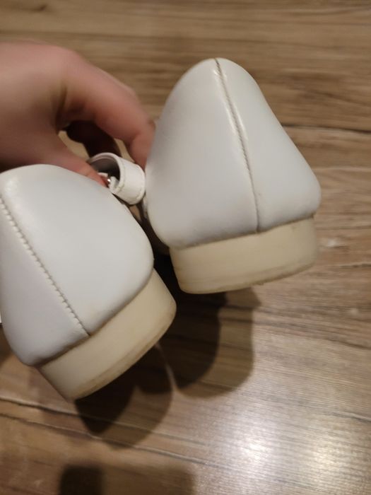 Białe buty komunijne