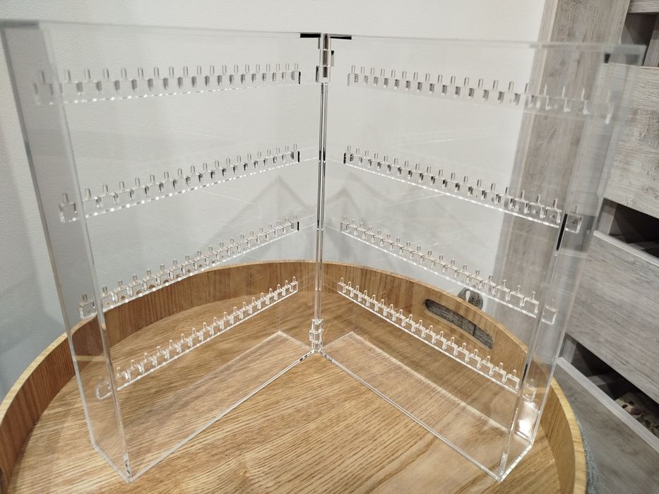 Zamykany stojak na biżuterię z przeźroczystej plexi