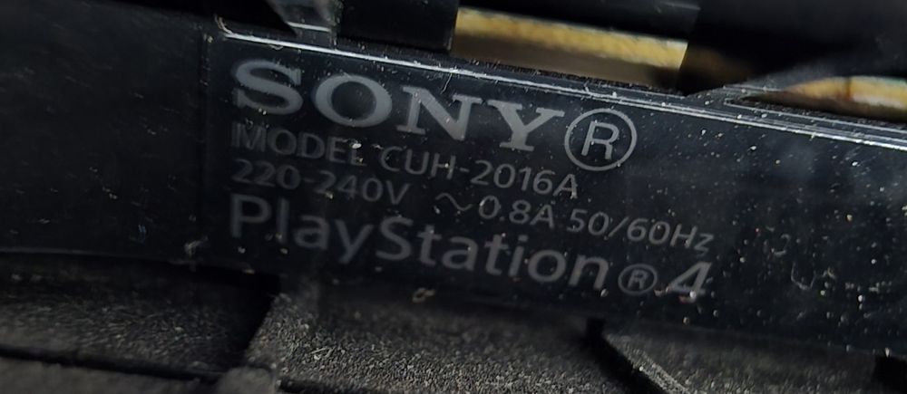 PS4 500GB Slim + 2 pady + 3 gry