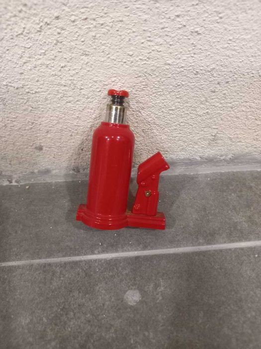 isqueiro com a forma de macaco hidráulico