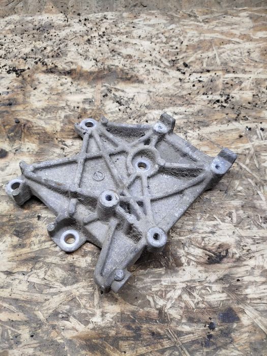 Кронштейн компресора кондиціонера MR398281 Mitsubishi Space Star