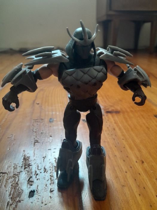 Tartarugas ninjas com mota voadora e vilão