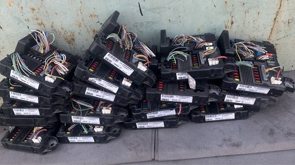 Блоки запобіжників Меган 2, Сценік 2