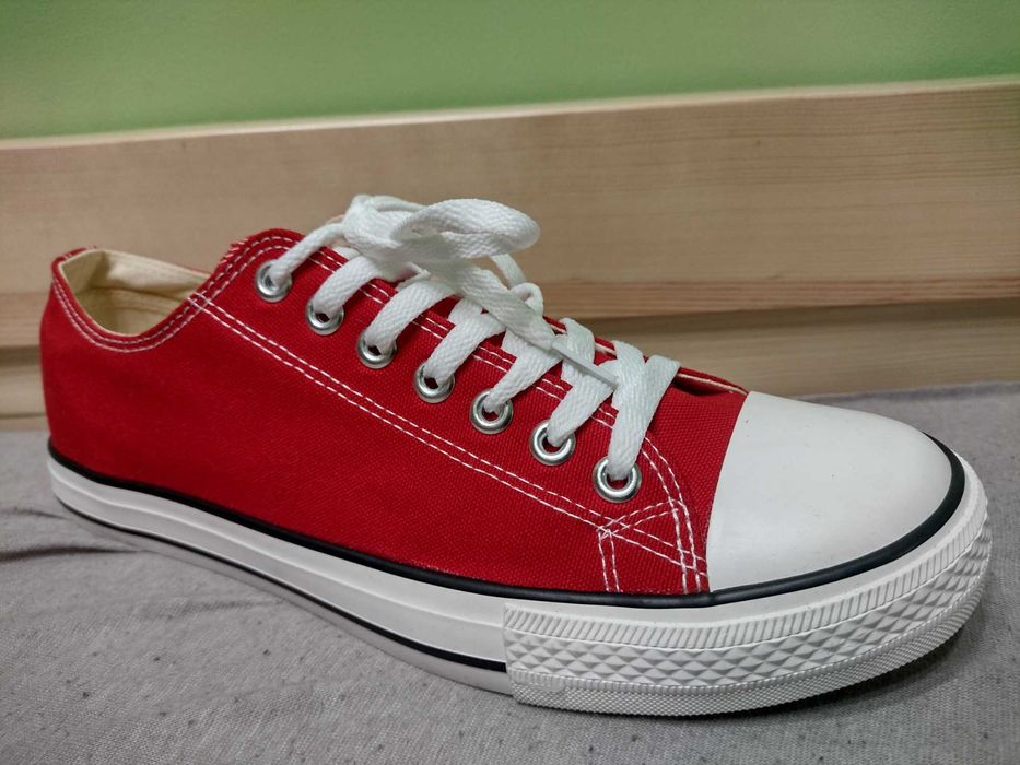 Trampki czerwone r.45(28,5) nowe dla Mikołaja