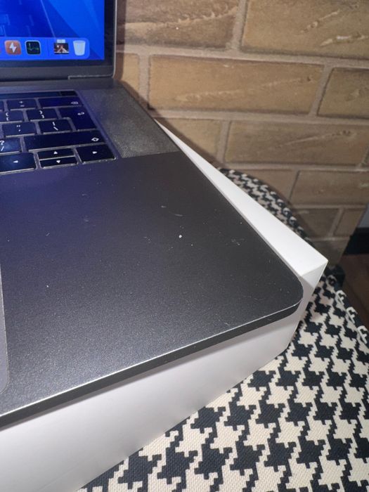 MacBook Pro 15 model A1990 16GB RAM - 256GB - w super stanie