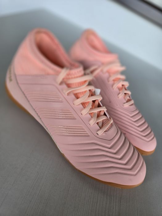 Buty sportowe Adidas.