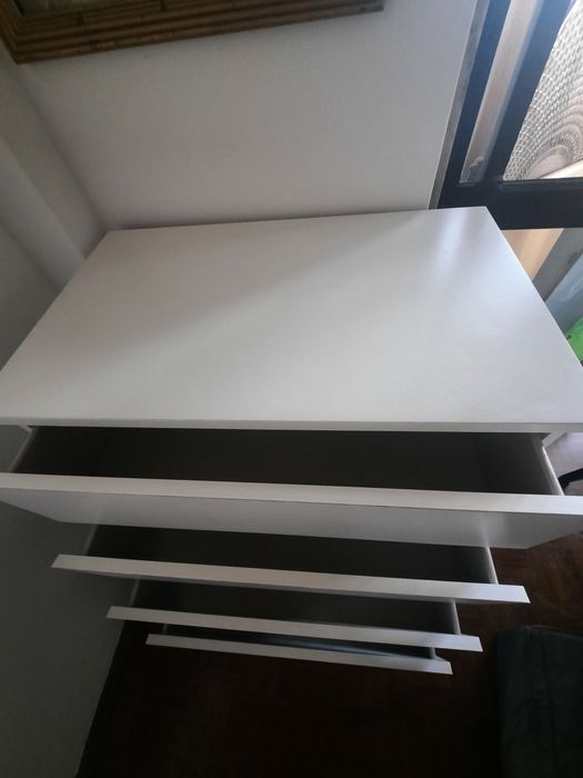 Comoda com 4 gavetas e mesa de madeira