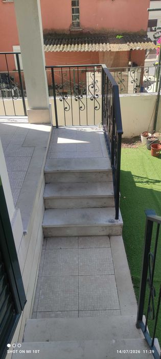 Moradia em Caselas /Restelo T3+  1 Estúdio,  e Garagem