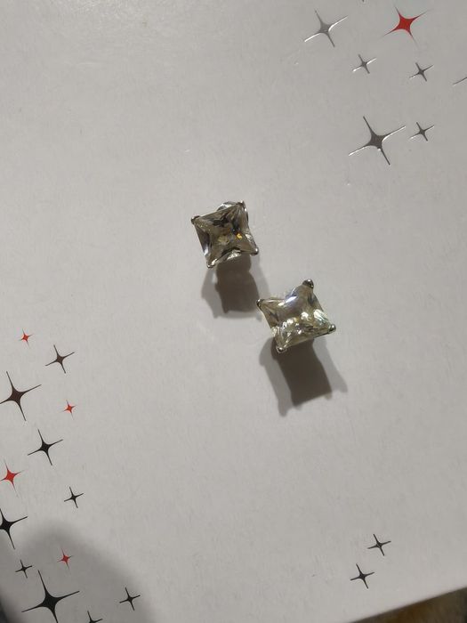 Kolczyki srebrne z cyrkonią na sztyfcie.