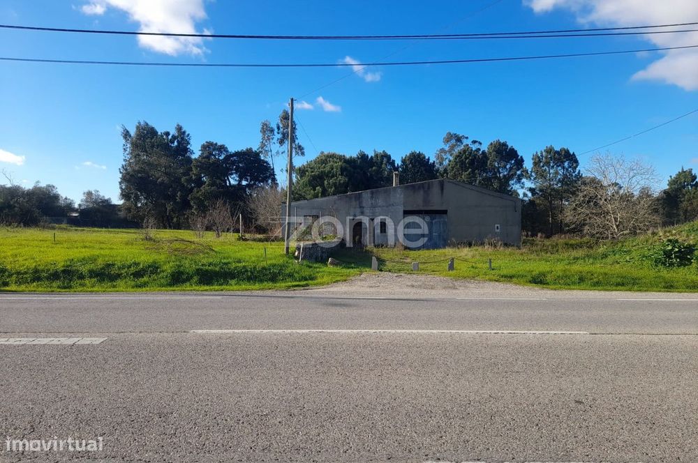 Armazém com terreno para construção junto ao IC2