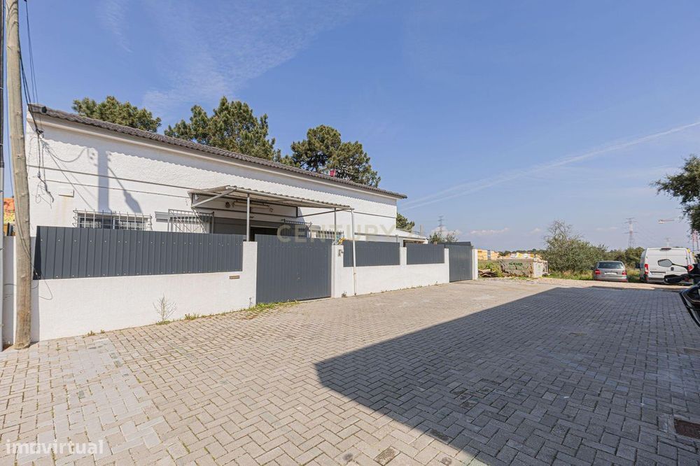 Armazém com elevado potencial e 220m² úteis, a 3 min da A2