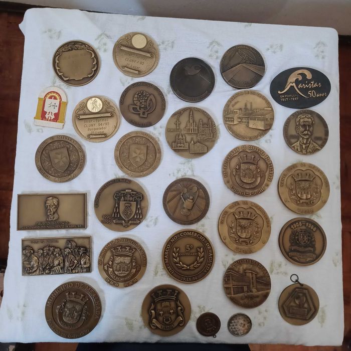 Variedade de medalhas de bronze.