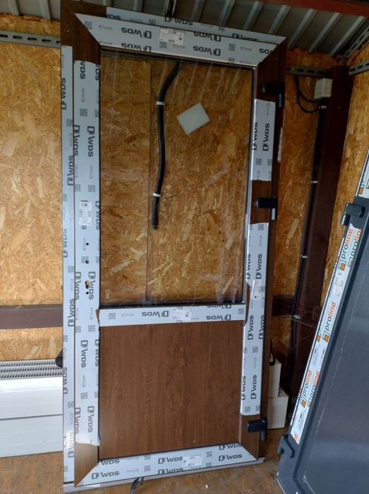 Sprzedam drzwi zewnętrzne nowe Pcv 210x100szer orzech  z klamką