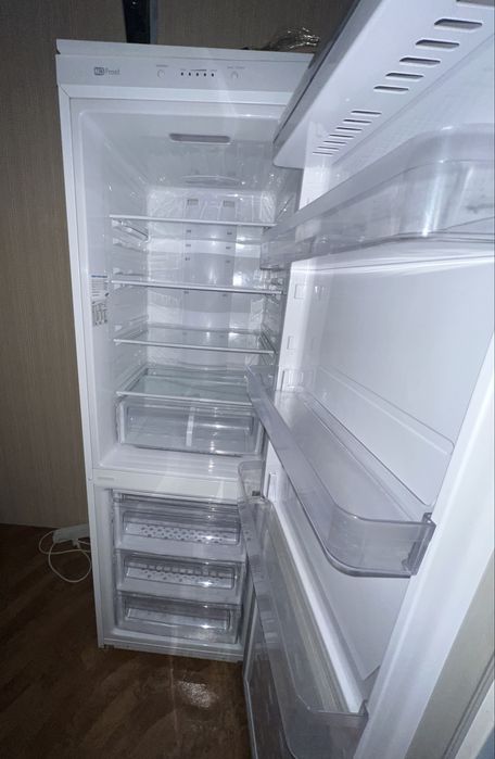 Холодильник Samsung висотою 180см