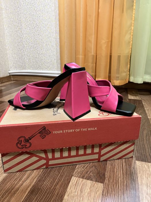 Рожеві босоніжки на каблуку, розмір 38, елегантні та зручні для свят