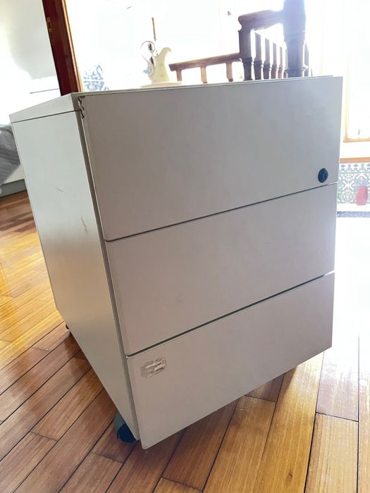 Armário móvel para secretaria em bom estado