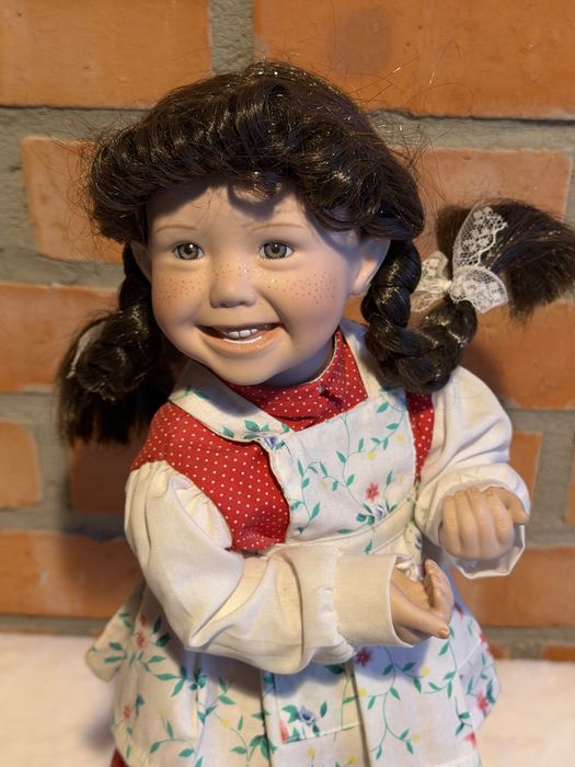 Lalka porcelanowa sygnowana