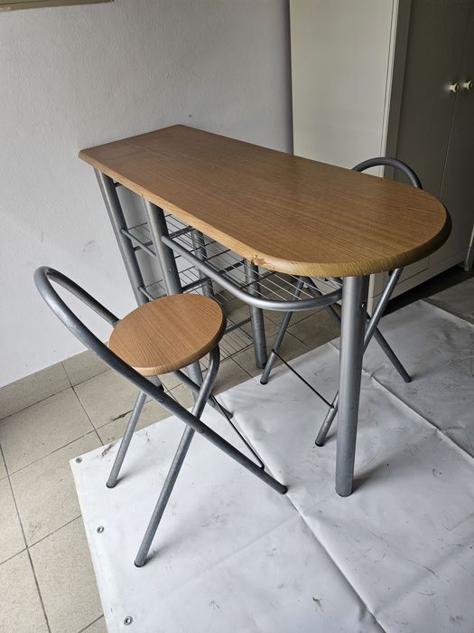 Mesa com 2 cadairas. Estato norml.