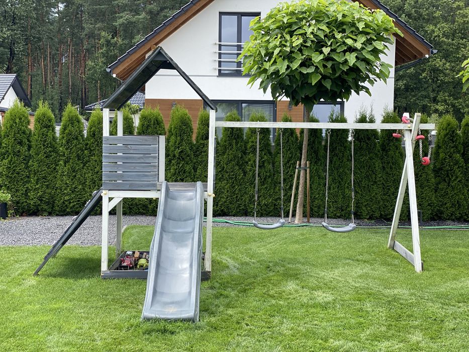 Plac zabaw drewniany z wieżą, huśtawkami, ścianką wspinaczkową i liną