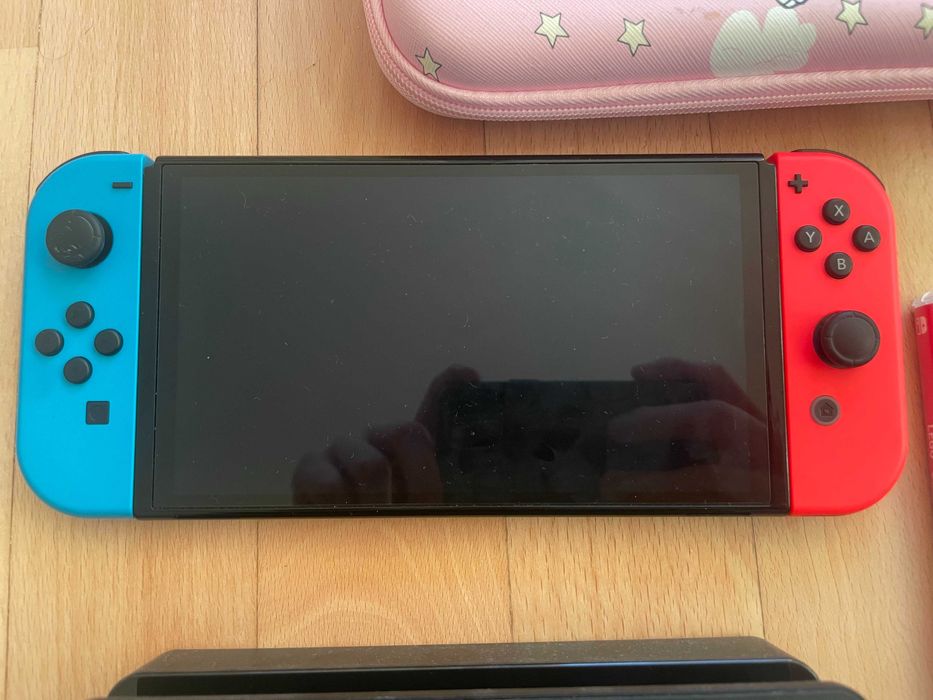 Nintendo Switch OLED + 2 gry + etui