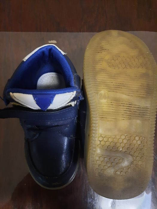 Продам детскую обувь.