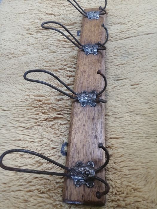 Stary wieszak ścienny do odrestaurowania.