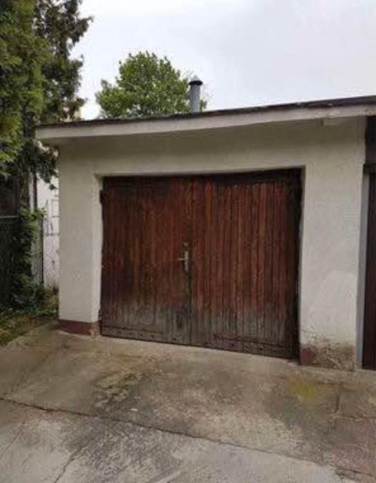 Garaż murowany koło Galerii Graffika