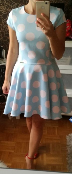 Sukienka niebieska w białe kropki