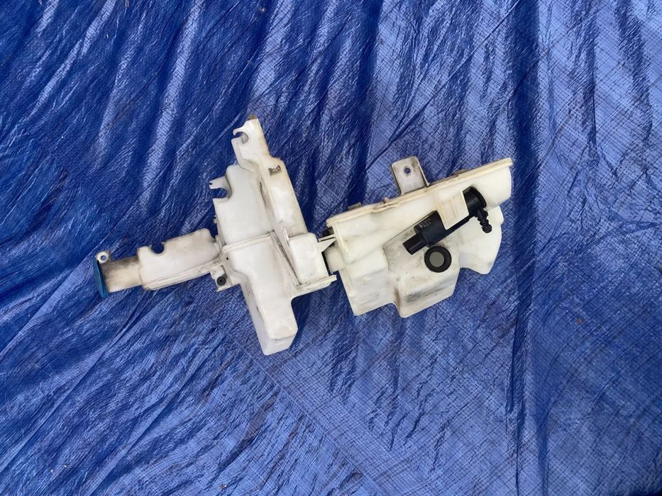 ZBIORNICZEK ZBIORNIK SPRYSKIWACZY POMPKA POD XENON KOMPLETNY  PASSAT B6  3C0955453M