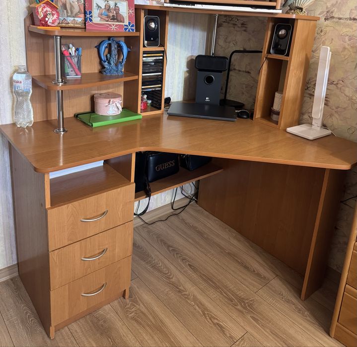 Продаю угловой письменный стол б/у