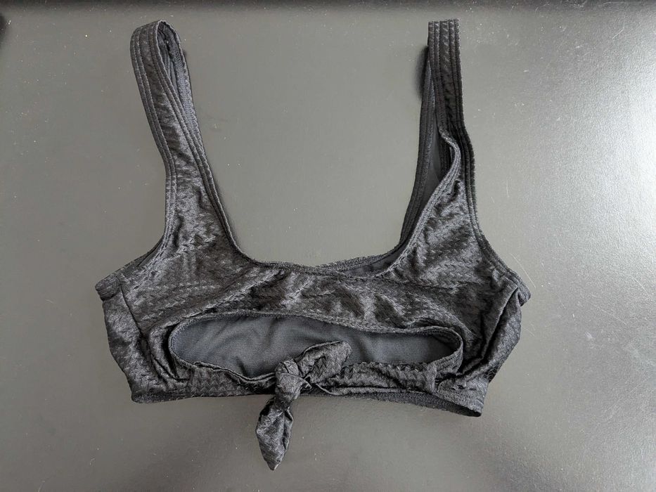 Czarna góra od bikini rozm. 140
