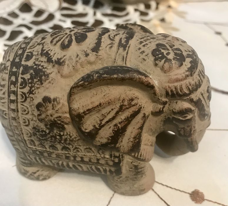 Słoń słonik figurka ozdobny ceramiczny gliniany orientalny