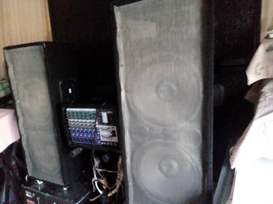 super mega pechincha em muito bom estado, 2 colunas + mesa amplificada