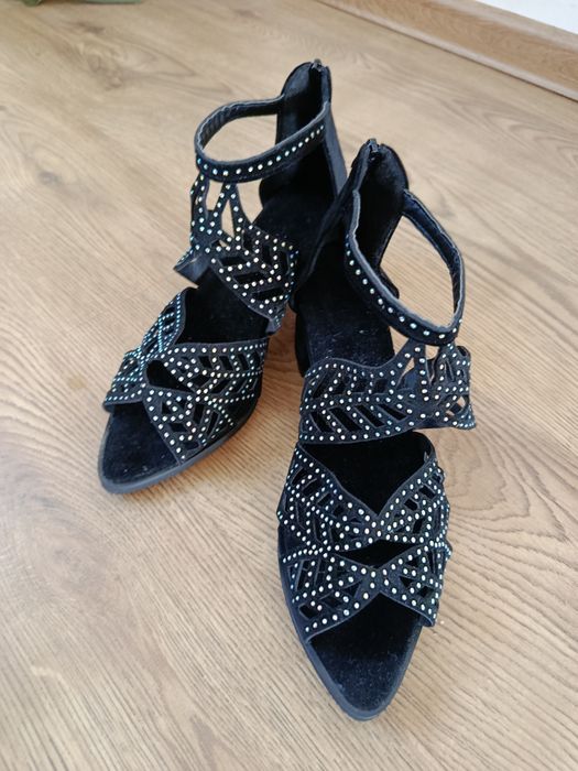 Sprzedam buty na niskim obcasie