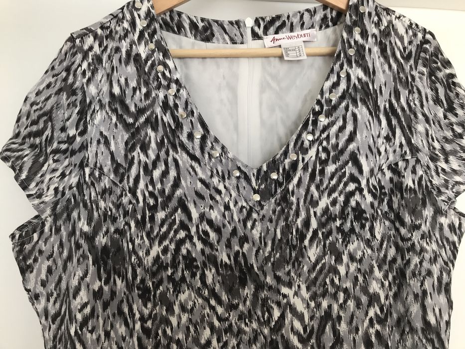 Vestido cinzento, preto e branco, mesclado.