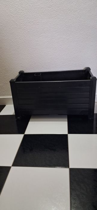 Duas floreiras iguais em preto