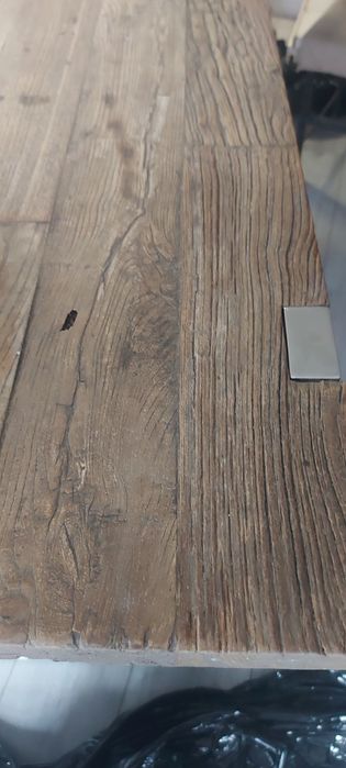 stylowy stół z drewna nogi chrom