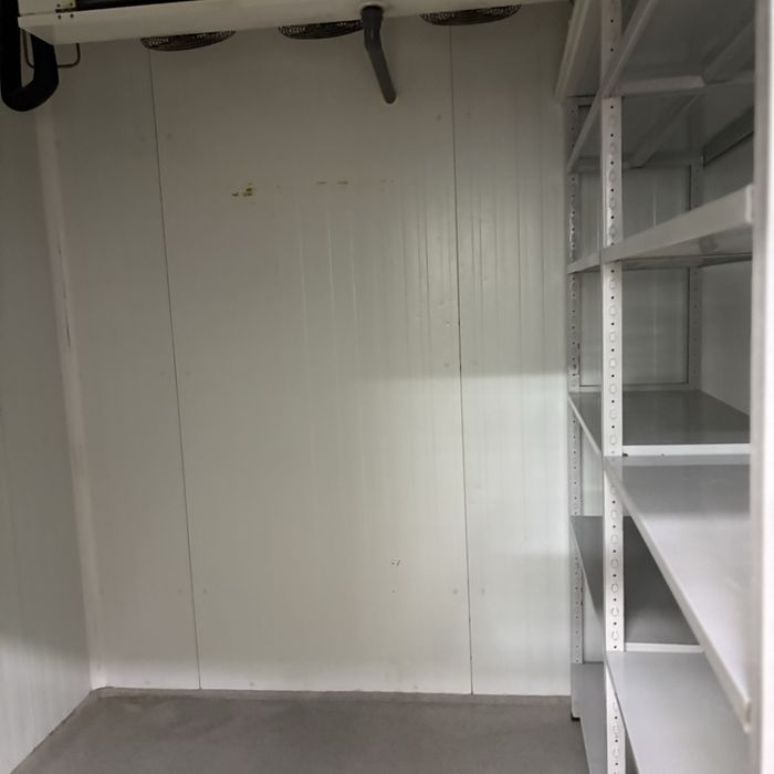 Cameras de congelação e refrigeração ade frio tem 3,2mx3,7m, a de gongelados tem 2,4mx2,4m com 3 anos
