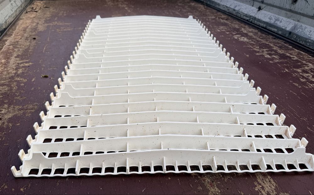 Ruszt podłogowy dla gołębi lub drobiu o wym 111x58,5 w kolorze białym