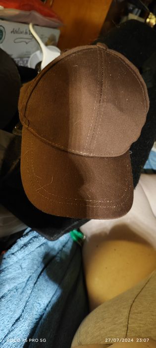 Boné com phones de ouvido