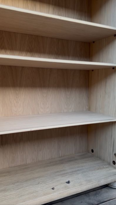 Rustykalna  biblioteczka w stanie surowym