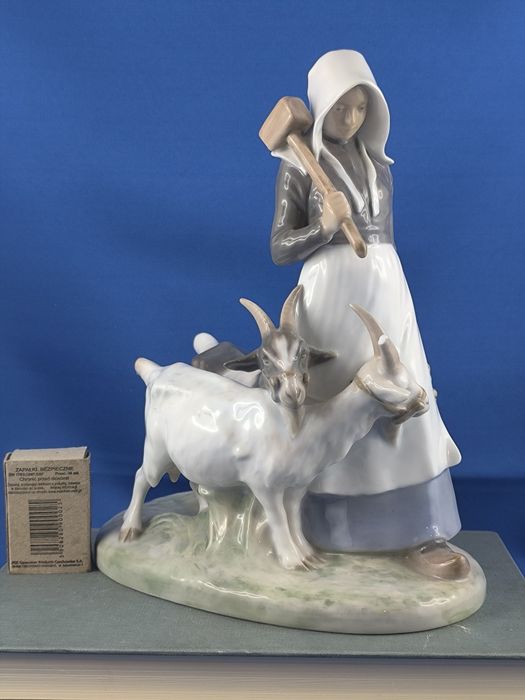 Pasterka, dziewczyna z kozami Royal Copenhagen #porcelana #ozdoba