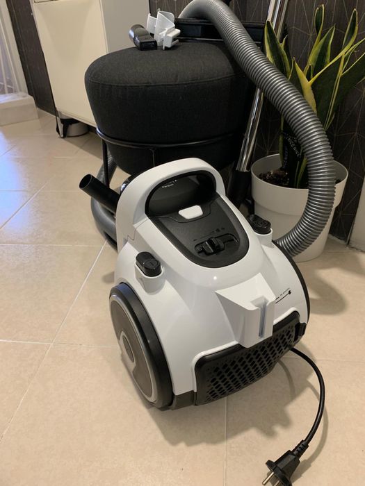 Aspirador sem Saco BOSCH BGS05A222 Série 2 (78 dB), como novo.