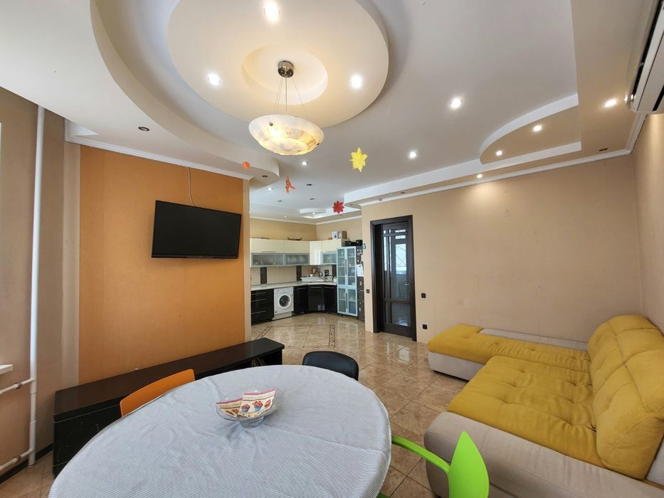 3 кімнатна квартира.Кімнати роздільні. 3 лоджії. Будинок-червона цегла