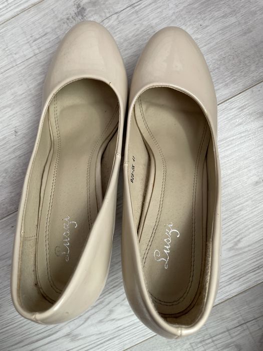 Beżowe szpilki, buty na obasie