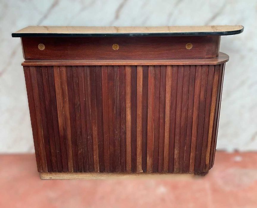 Balcão antigo em L duas partes, altura 122 cm parte curva 140 cm parte reta 150 cm
