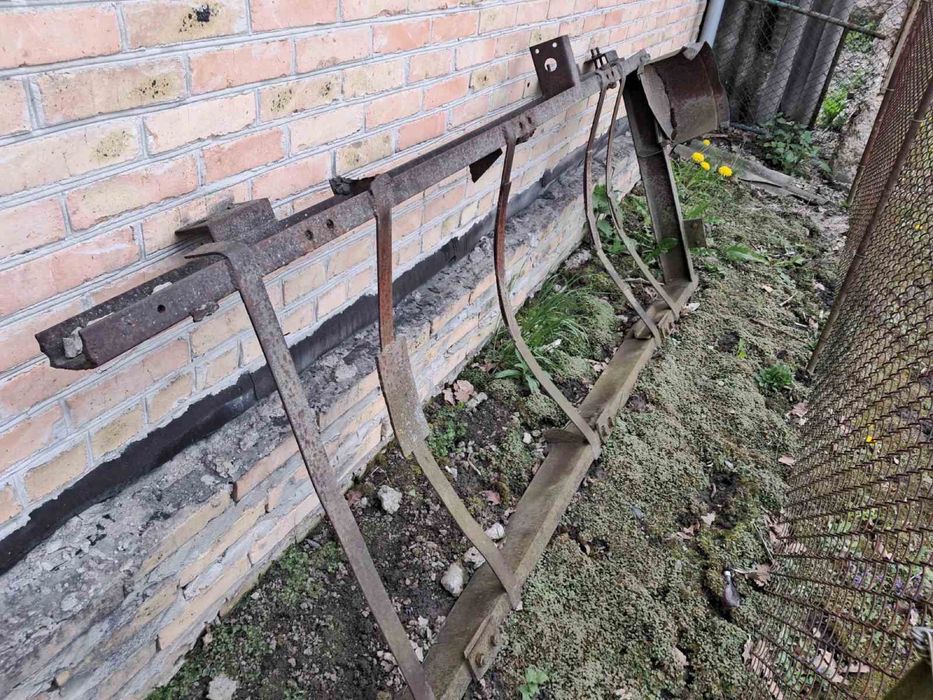 Бочка залізна орієнтовно 3 куба із пібставкою