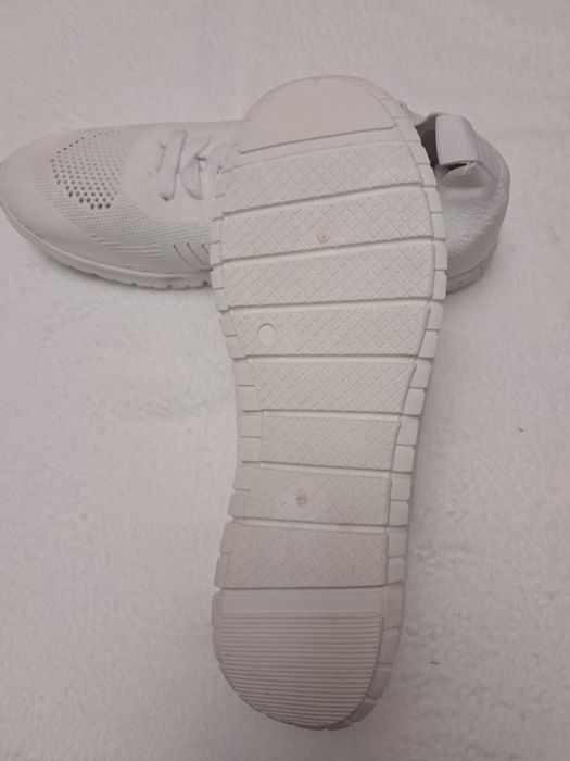 Idealne buty na spacery adidasy