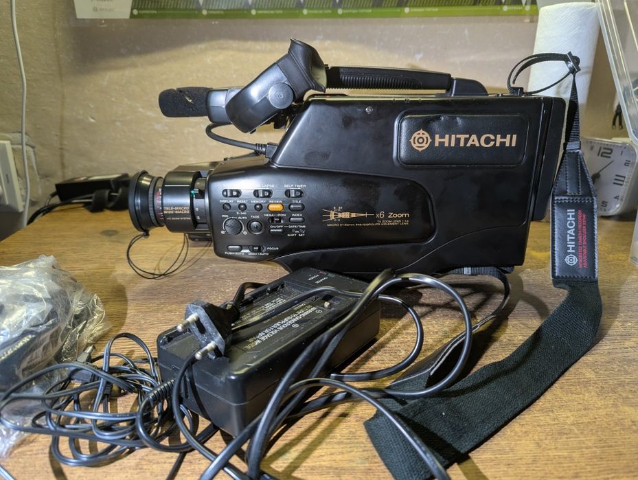 Відеокамера Hitachi VM-2380E