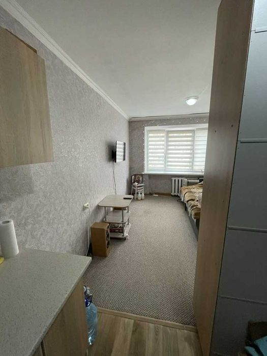 Кімната в гуртожитку з власним кухонним блоком